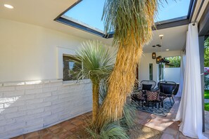 Outdoor dining - Santa Fe Modern in the Center of Scottsdale w/ private heated pool (Scottsdale)
