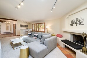 Smart TV, fireplace, table tennis - Santa Fe Modern in the Center of Scottsdale w/ private heated pool (Scottsdale)