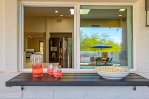 Outdoor dining - Santa Fe Modern in the Center of Scottsdale w/ private heated pool (Scottsdale)