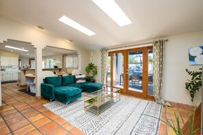 Smart TV, fireplace, table tennis - Santa Fe Modern in the Center of Scottsdale w/ private heated pool (Scottsdale)