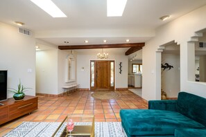 Smart TV, fireplace, table tennis - Santa Fe Modern in the Center of Scottsdale w/ private heated pool (Scottsdale)