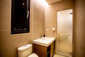 Habitación doble superior | Baño | Ducha, secador de pelo y bidé