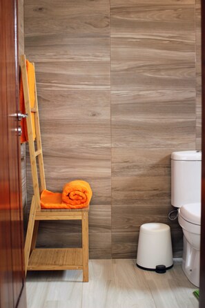 Duschwanne, Haartrockner, Bidet, Handtücher