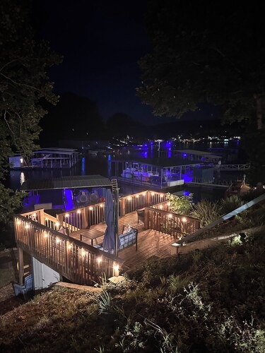 HOUSE ON THE LAKE-PADDLE BOAT-KAYAK'S- LILLY PAD-CLOSE TO THE STRIP!