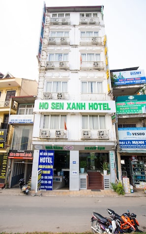 Front of property - Ho Sen Xanh Hotel (Hanoi)