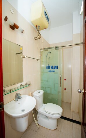 Shower, free toiletries, hair dryer, slippers - Ho Sen Xanh Hotel (Hanoi)