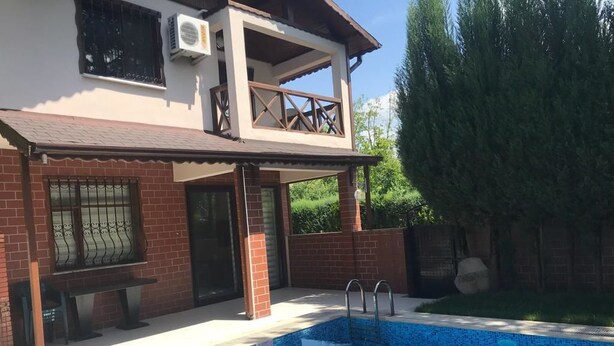 Una piscina al aire libre, camas de piscina gratis, sombrillas