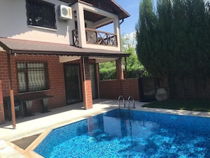 Outdoor pool, free pool cabanas, pool umbrellas