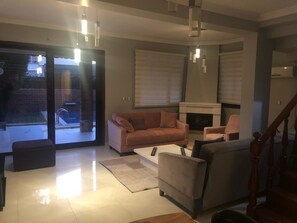 基础别墅, 吸烟房, 泳池景观 | 起居区 | 液晶电视、壁炉