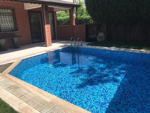 Piscina all'aperto, cabine incluse nel prezzo, ombrelloni da piscina