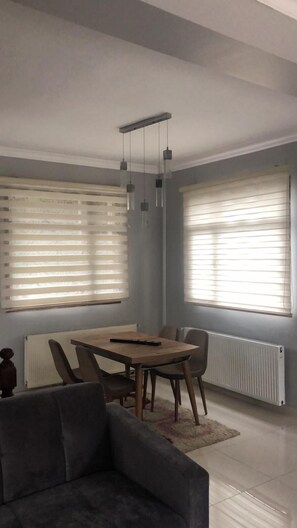 基础别墅, 吸烟房, 泳池景观 | 起居区 | 液晶电视、壁炉