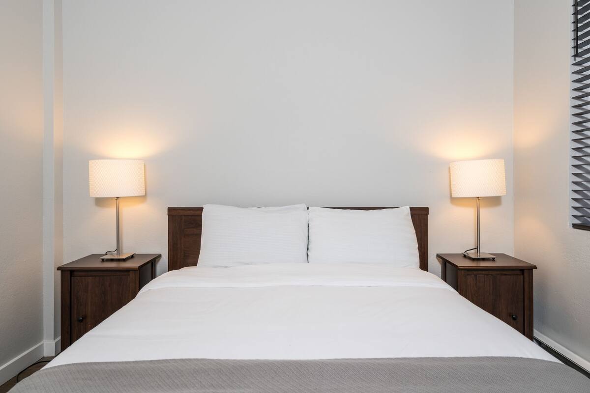 Iron/ironing board, free WiFi, individually decorated, bed sheets