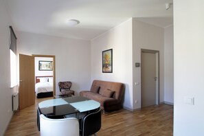 Individuell dekoriert, Bügeleisen/Bügelbrett, kostenloses WLAN