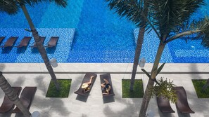 Kolam renang outdoor, dengan kursi berjemur