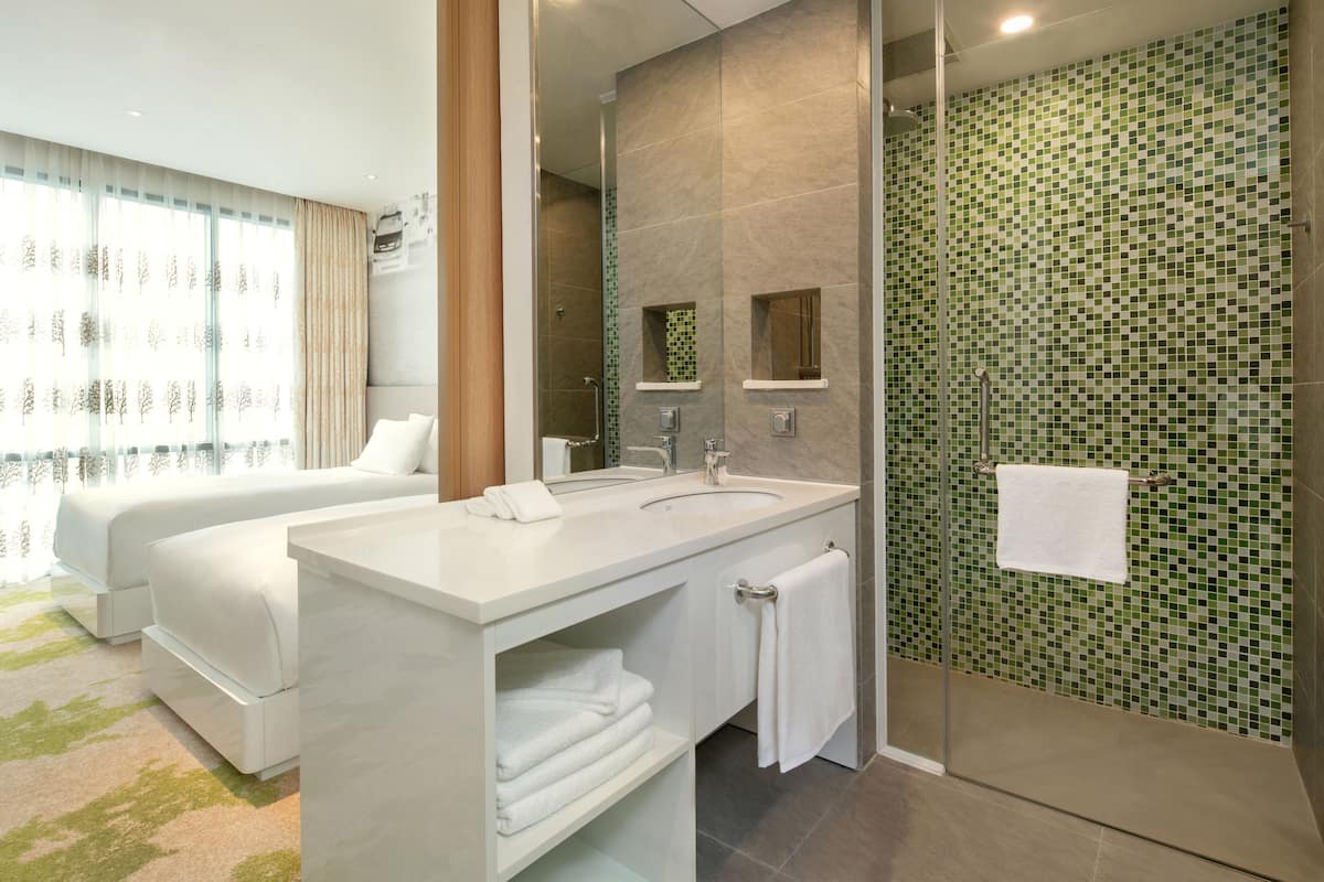 Rom – standard, 2 enkeltsenger, byutsikt | Safe på rommet, individuelt dekorert, individuelt innredet og skrivebord