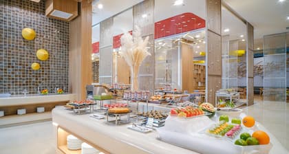 Holiday Inn & Suites Saigon Airport by IHG