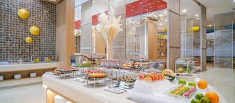 Holiday Inn & Suites Saigon Airport by IHG