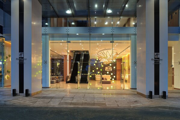 Exterior - Holiday Inn & Suites Saigon Airport by IHG (Ho Chi Minh City)