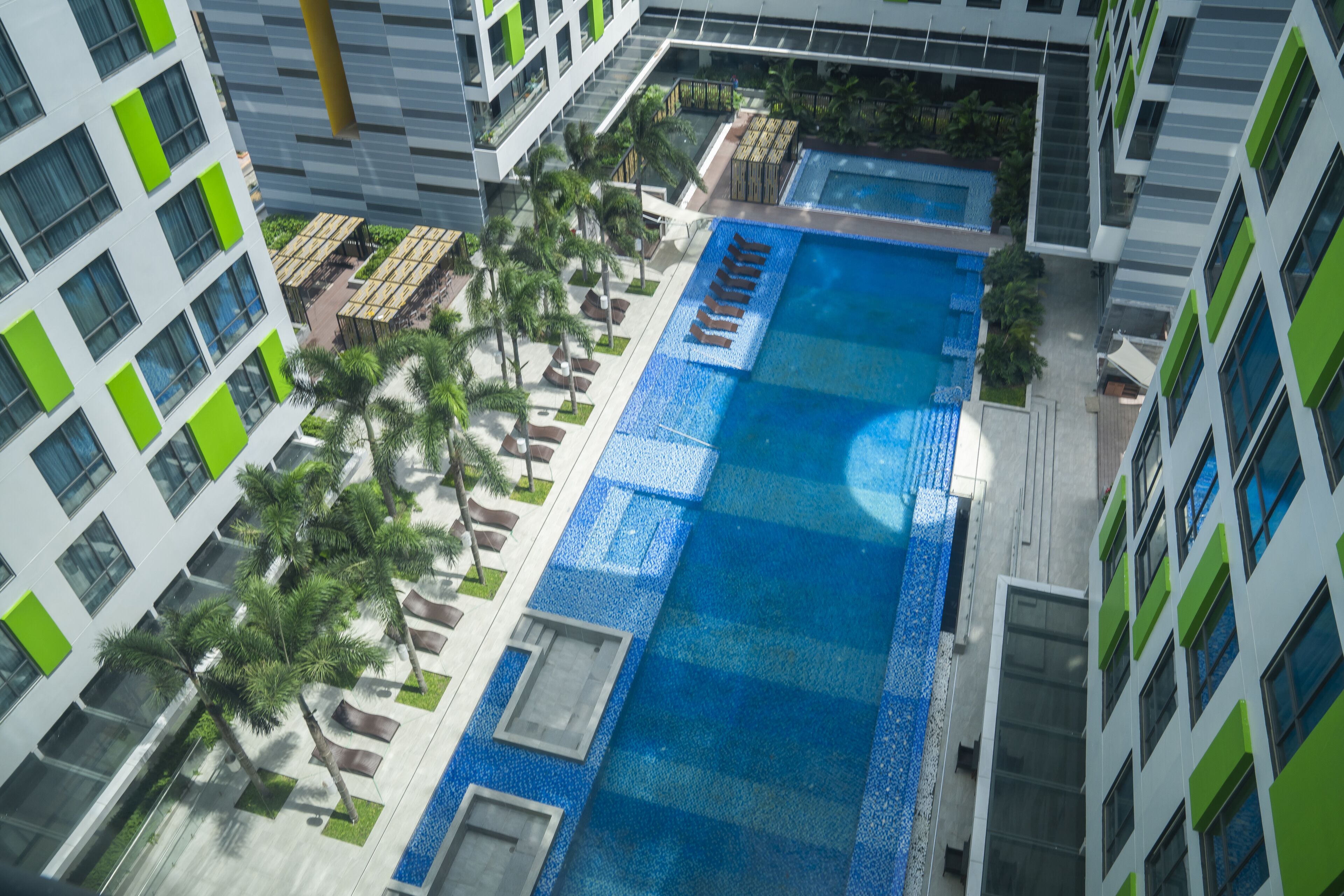 Una piscina al aire libre, sillones reclinables de piscina