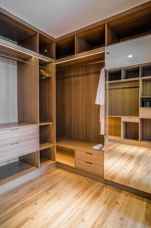 In-room safe, individually decorated, individually furnished, desk - Holiday Inn & Suites Saigon Airport by IHG (Ho Chi Minh City)