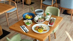 Ze serveren er ontbijt, lunch, diner en brunch 