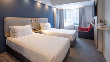 Quarto standard, várias camas (Free Breakfast) | Escrivaninha, quartos à prova de som, ferros/tábuas de passar roupa