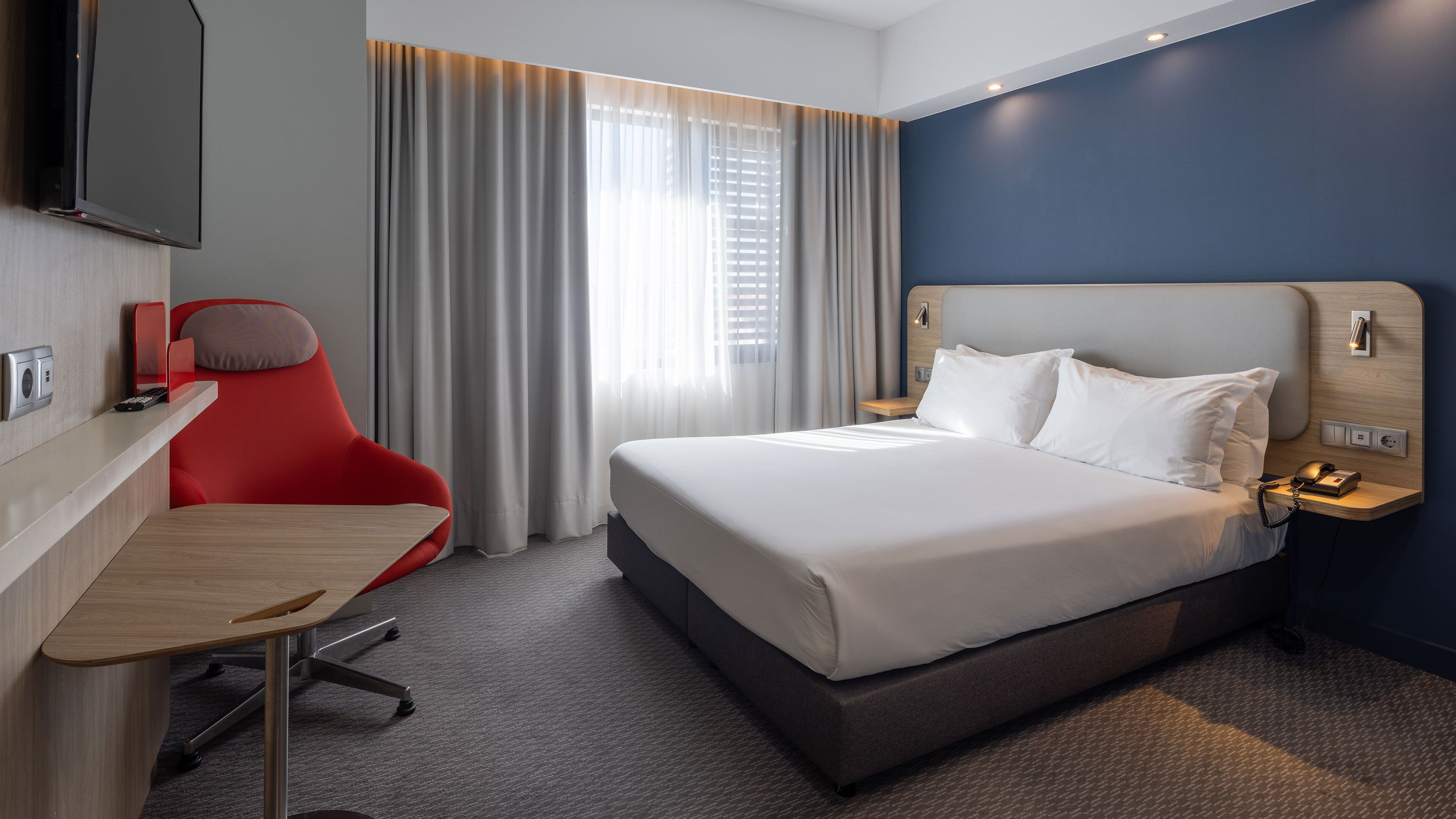 Escritorio, sistema de insonorización, tabla de planchar con plancha