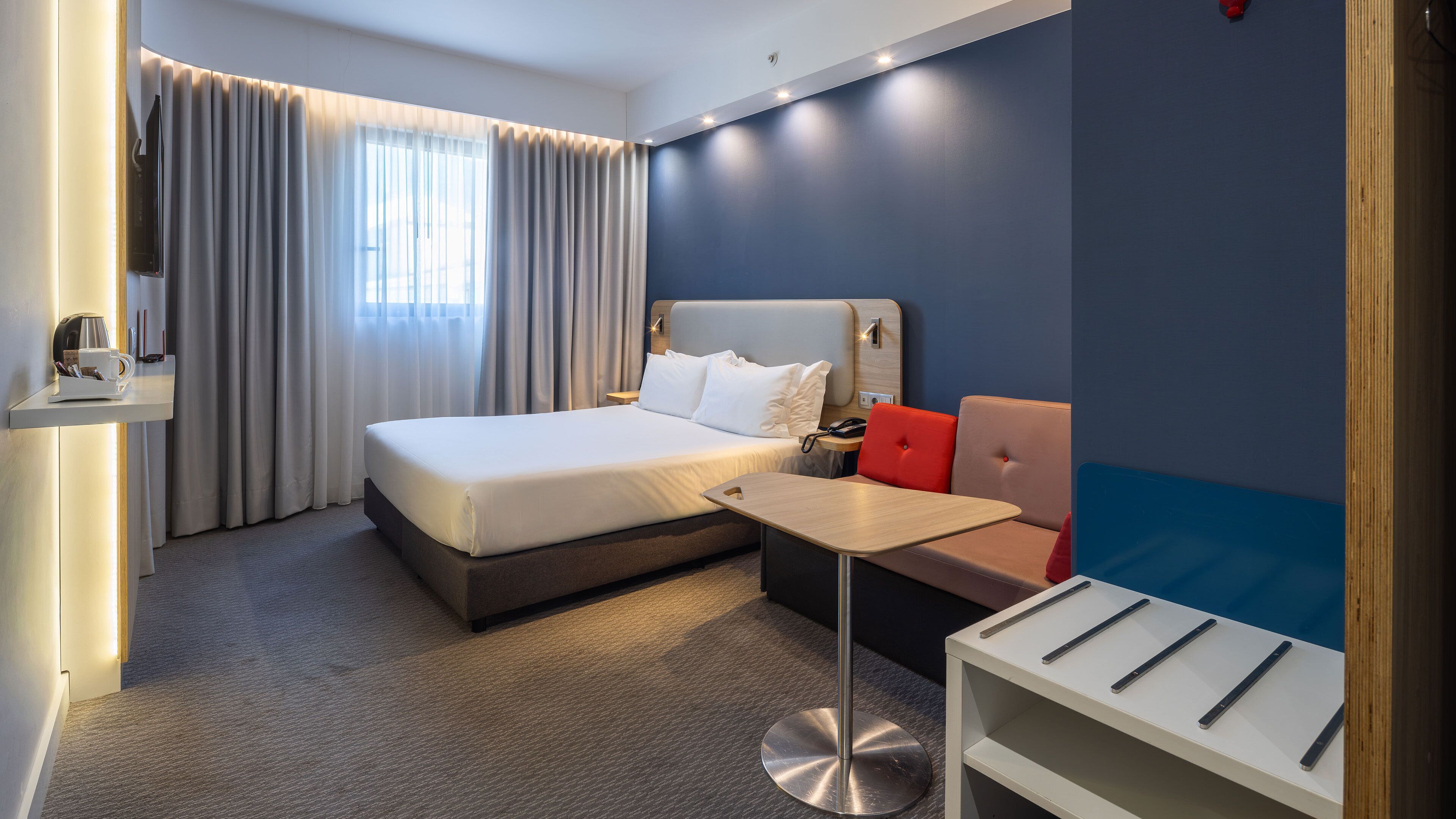 Habitación estándar, 1 cama doble con sofá cama (Free Breakfast) | Escritorio, sistema de insonorización, tabla de planchar con plancha