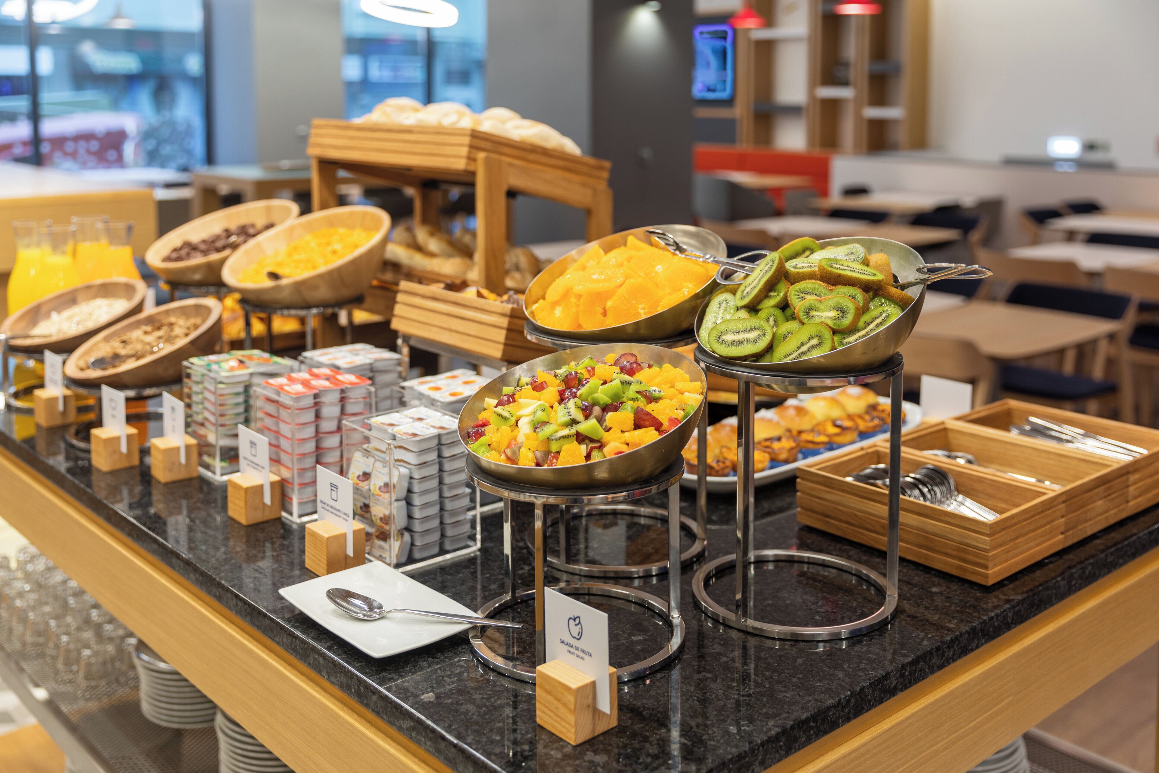 Ein Buffet mit verschiedenen Speisen und Besteck.
