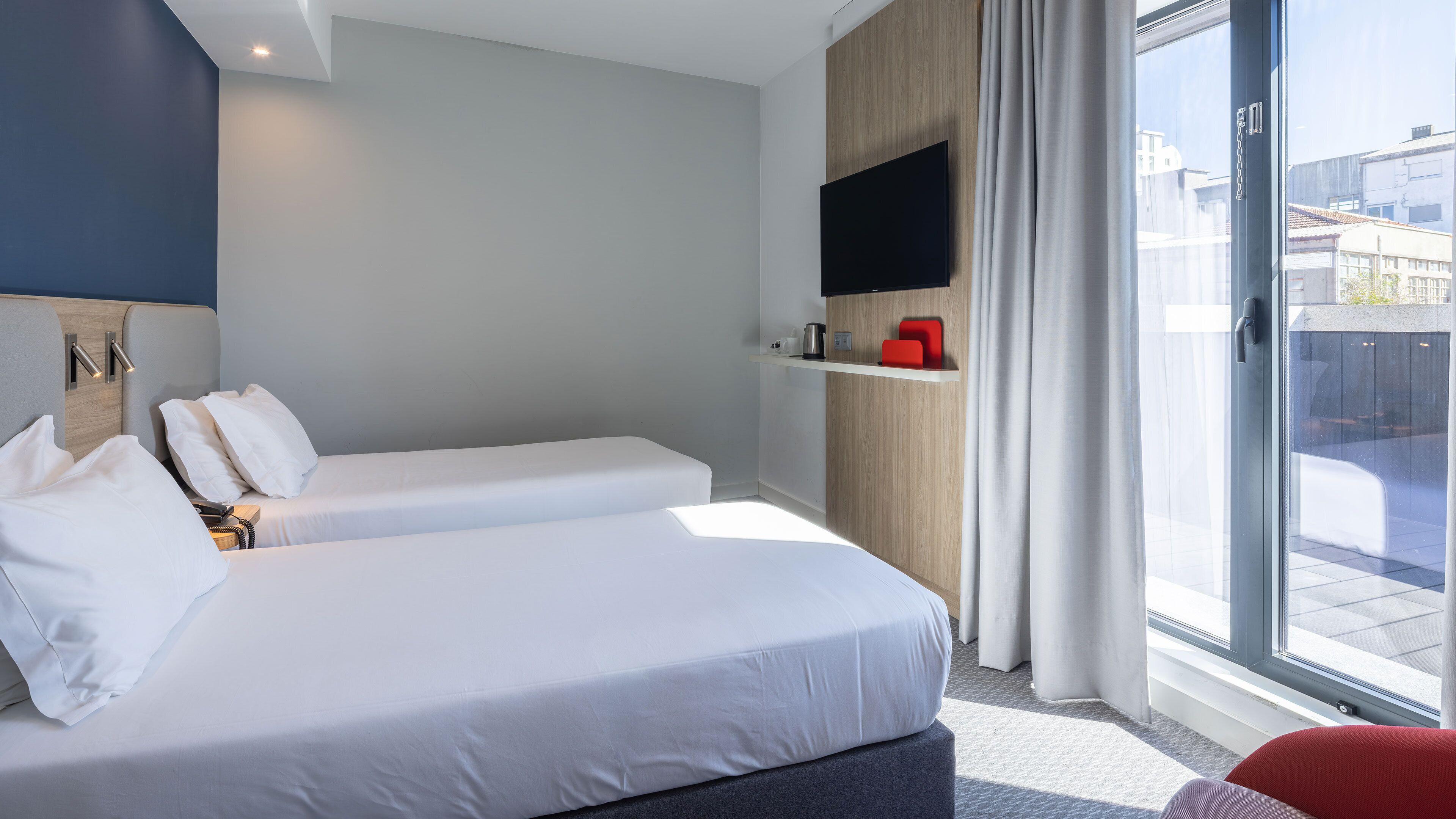 Standaard kamer, 2 eenpersoonsbedden, balkon (Free Breakfast) | Een bureau, geluiddichte muren, een strijkplank/strijkijzer, gratis wifi