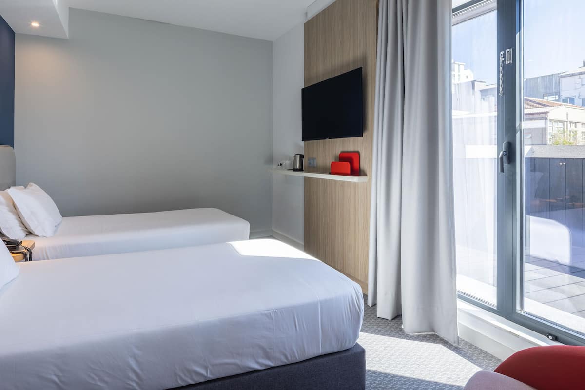 Standaard kamer, 2 eenpersoonsbedden, balkon (Free Breakfast) | Een bureau, geluiddichte muren, een strijkplank/strijkijzer, gratis wifi