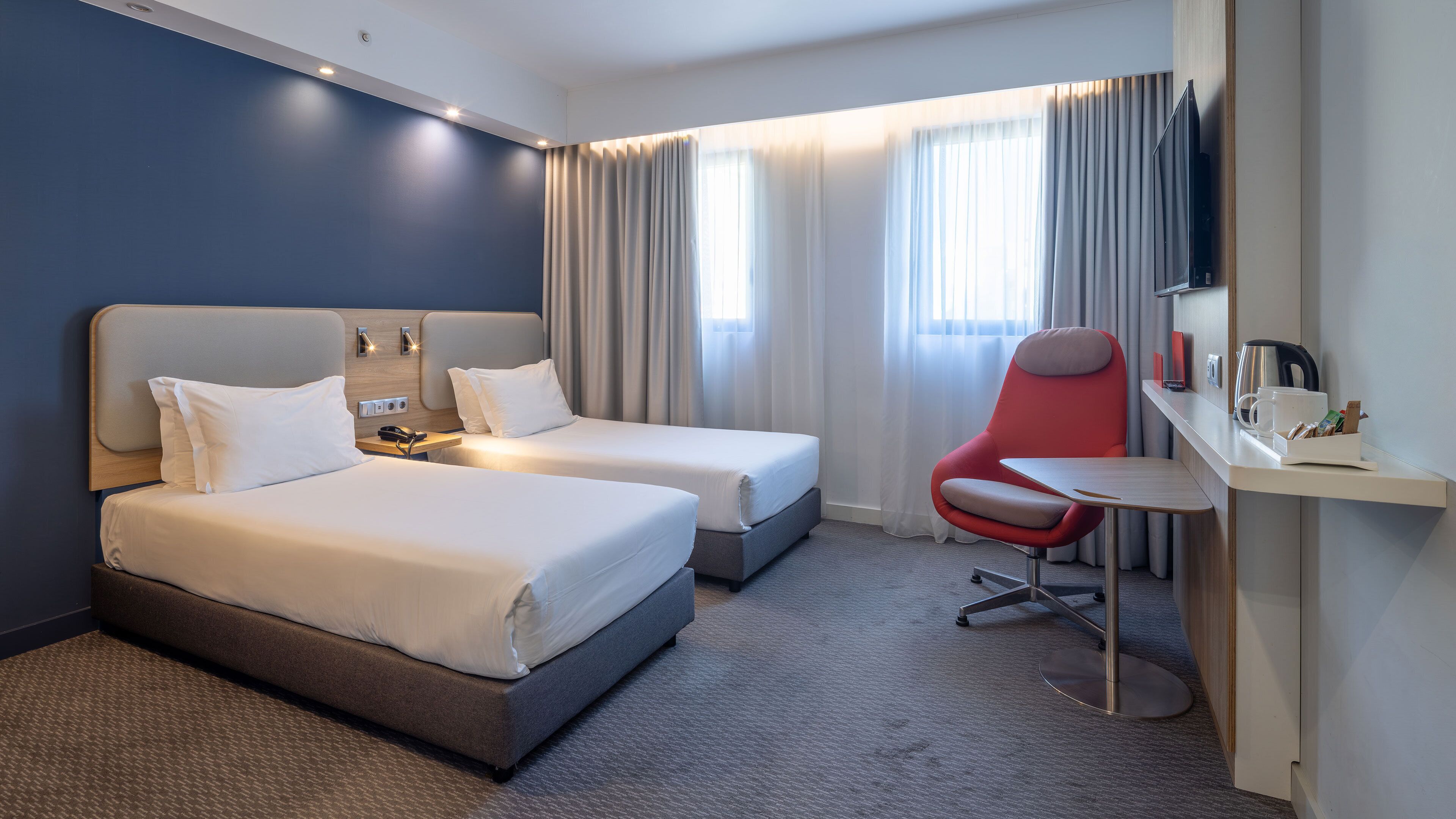 Habitación estándar, 2 camas individuales (Free Breakfast) | Escritorio, sistema de insonorización, tabla de planchar con plancha