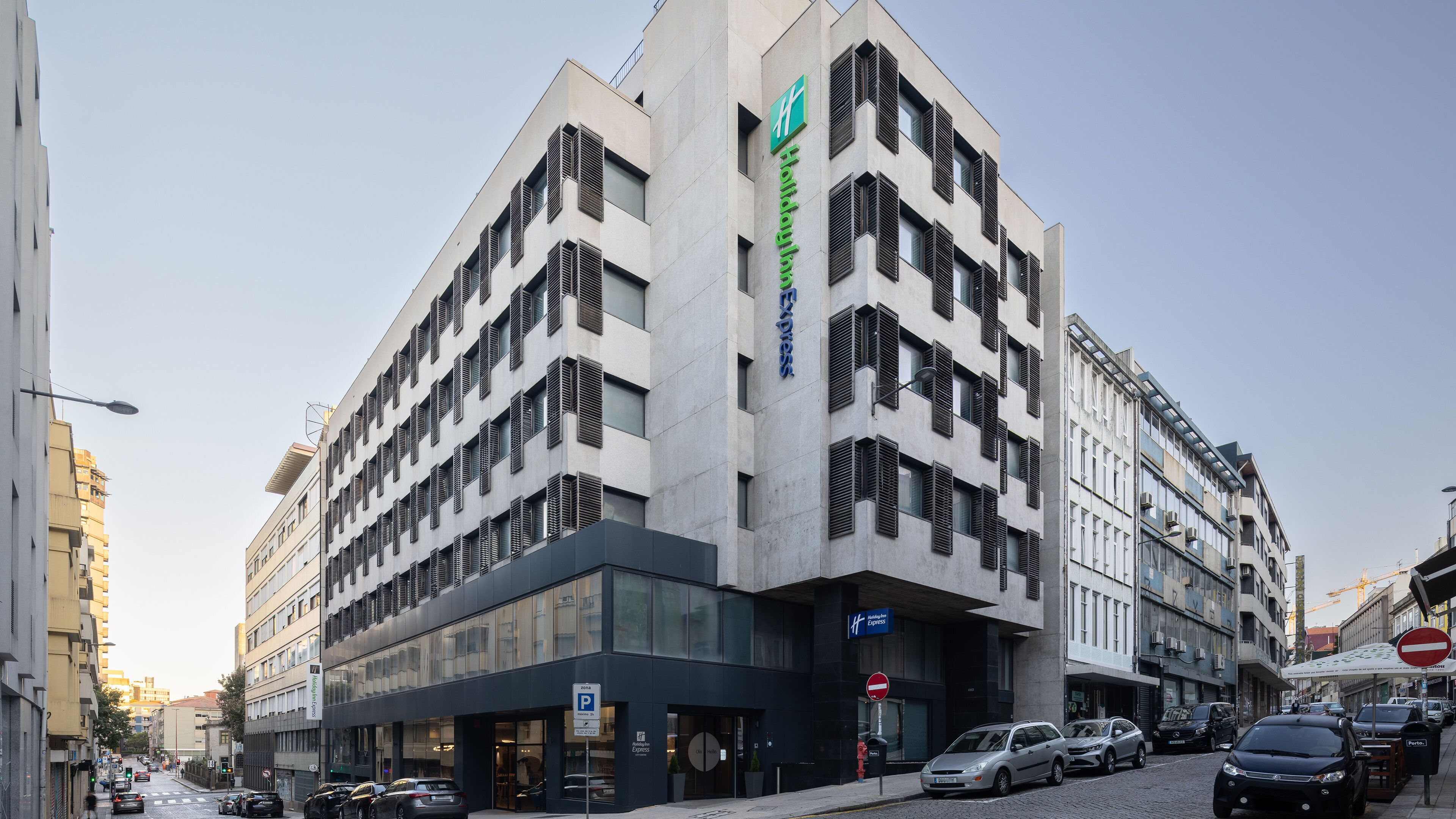 Un hôtel moderne doté d’une architecture originale, caractérisé par une entrée imposante et de nombreuses fenêtres.