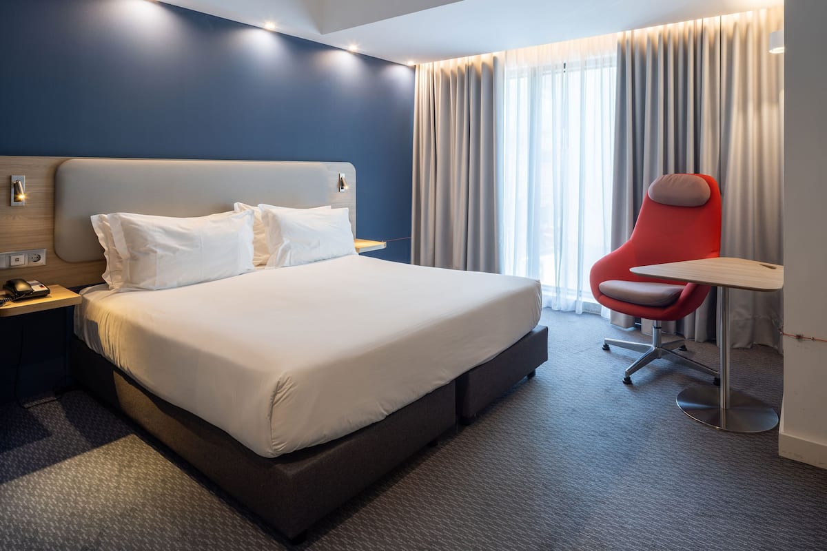 Quarto standard, 1 cama de casal, acessível (Free Breakfast) | Escrivaninha, quartos à prova de som, ferros/tábuas de passar roupa