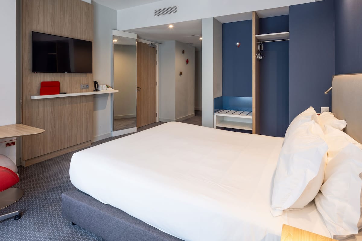 Standard Room, 1 Double Bed, Accessible (Free Breakfast) | Desk, soundproofing, iron/ironing board, free WiFi