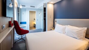 Habitación estándar, 1 cama doble, balcón (Free Breakfast) | Escritorio, sistema de insonorización, tabla de planchar con plancha