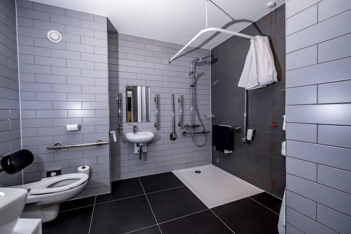 Un baño moderno con inodoro, lavabo y ducha.