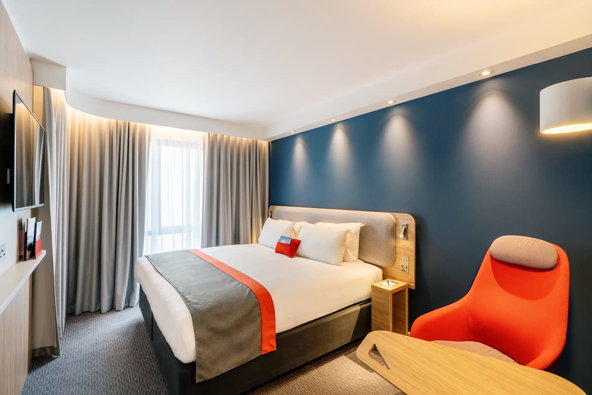 1 bedroom, desk, laptop workspace, blackout curtains