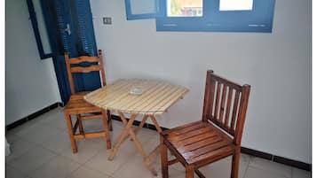ห้องเบสิกพักรวม, เตียงเดี่ยว 2 เตียง, ห้องน้ำส่วนตัว | ผ้าปูที่นอน