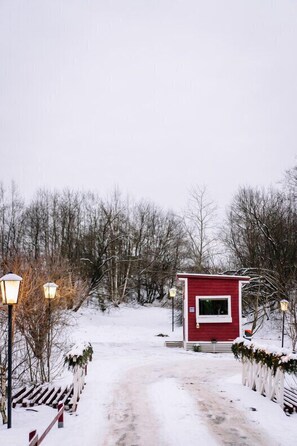 Property entrance - Skokovo Park (Ershov)