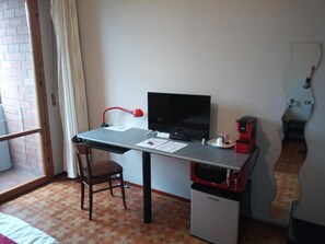 Economy Double Room, 1 Bedroom, Shared Bathroom | Private kitchen