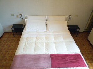 Habitación económica doble, 1 habitación, baño compartido | 2 dormitorios, sábanas de algodón egipcio, ropa de cama hipoalergénica
