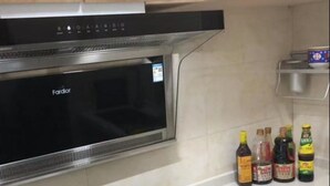 Frigorifero con congelatore, piano cottura, pentole/stoviglie/utensili