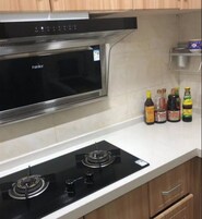 Geladeira grande, cooktop, talheres/pratos/utensílios de cozinha