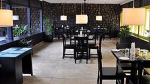 Un vestíbulo moderno de hotel con una zona de estar central, un mostrador de recepción e iluminación ambiental.