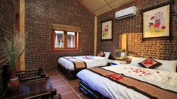 Minibaari, työpöytä, ilmainen Wi-Fi, vuodevaatteet