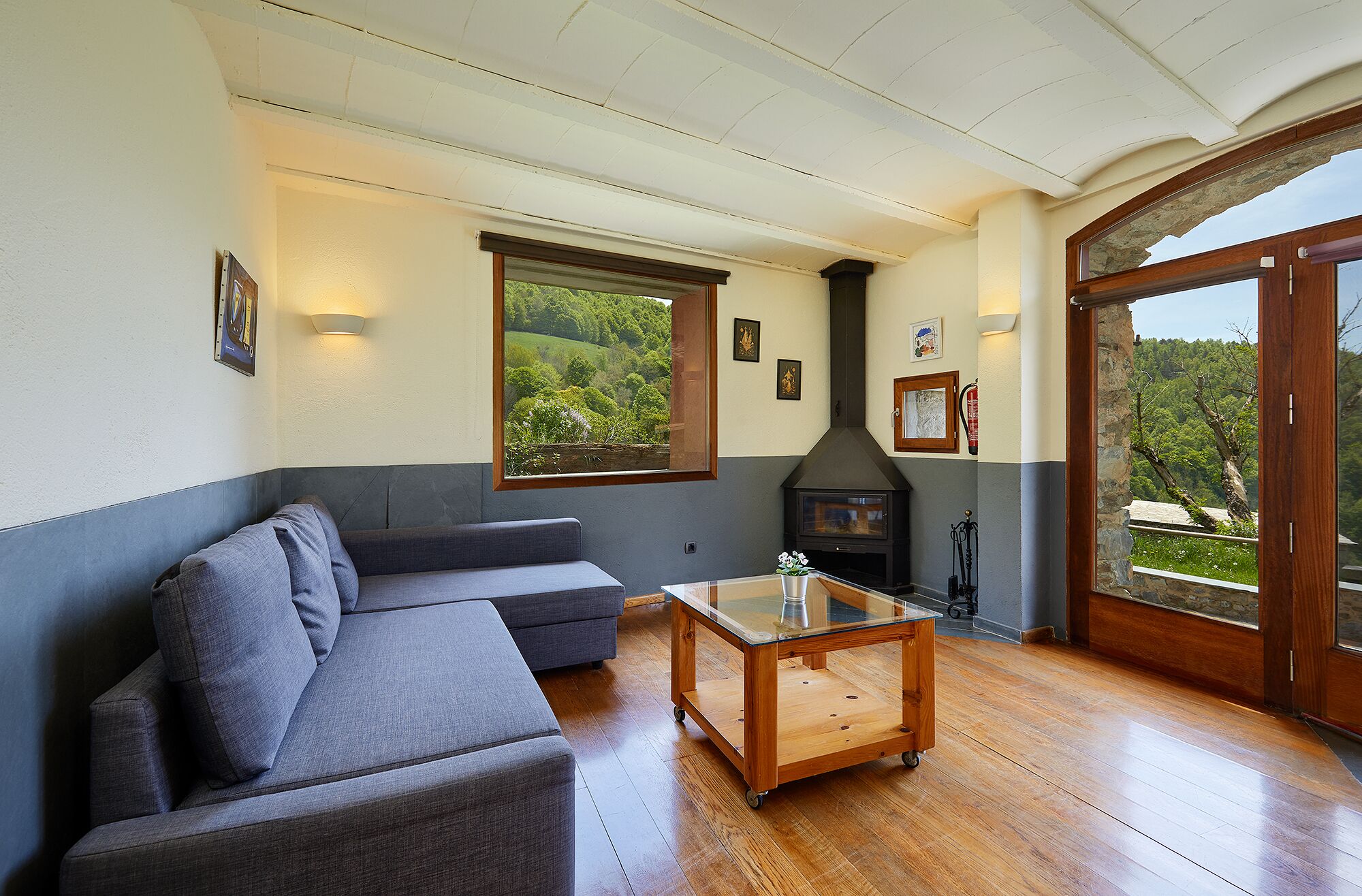 Serveert ontbijt, lunch, diner, lokale gerechten 