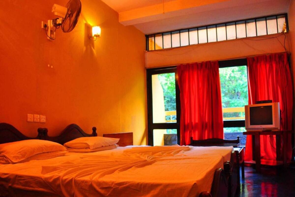 Standard Room, River View | Desk, bed sheets