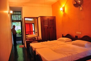 Escritorio y ropa de cama 