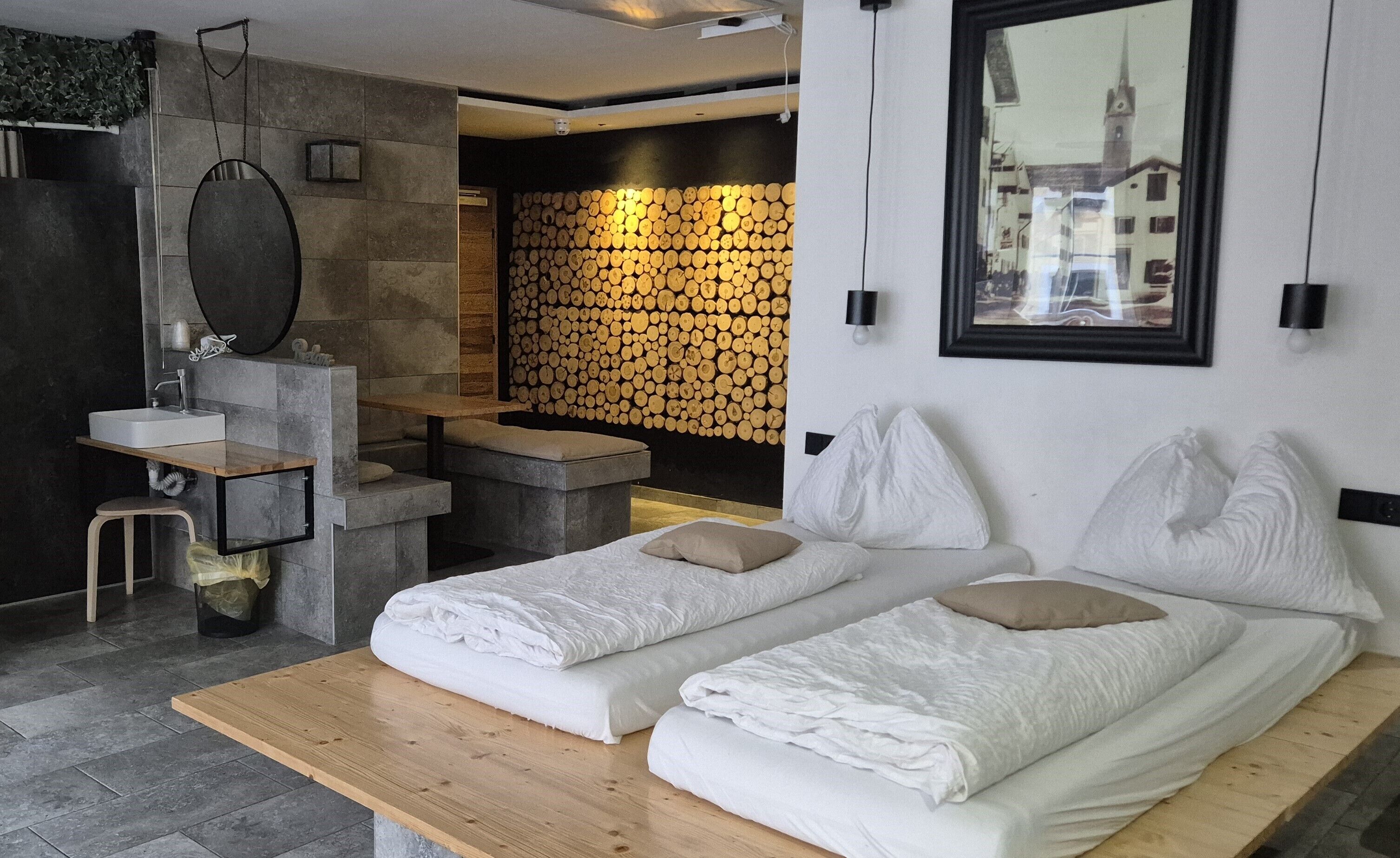 家庭客房 | 房內夾萬、書桌、免費 Wi-Fi、床單